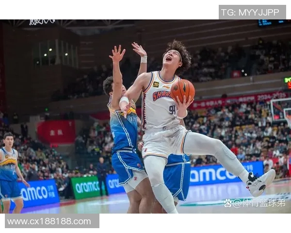 重庆篮球队的拼搏之路：城市联赛中的荣耀与挑战全景回顾